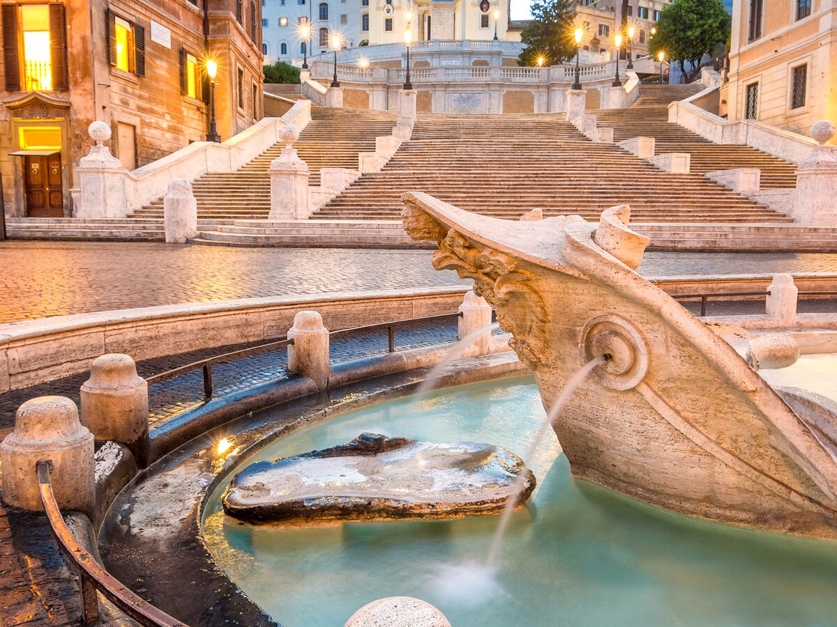 Brunnen auf der Piazza di Spagna und die Spanische Treppe | © Shutterstock 499744981