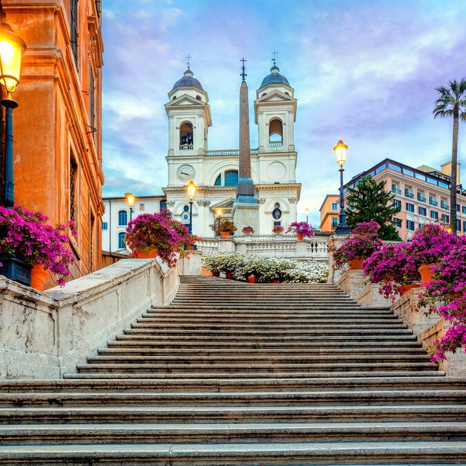 Piazza de Spagna in Rom, Italien. Spanische Stufen in Rom, Italien am Morgen. Einer der berühmtesten Plätze in Rom, Italien. Architektur und Wahrzeichen Roms. | © Shutterstock 2245976927