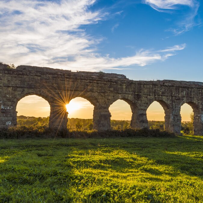 Rome (Italie), The Parco degli Acquedotti au coucher du soleil. - Le Parco degli Acquedotti est un parc archéologique public à Rome, faisant partie du parc régional Appian Way, avec des ruines monumentales d'aqueducs romains. | © Shutterstock 509031766