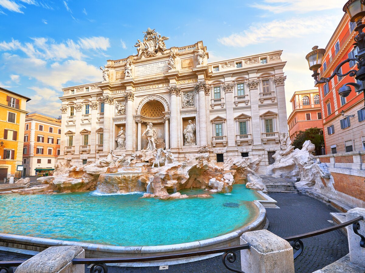 Trevi-Brunnen in Rom, Italien. Alter Brunnen. Römische Statuen an der Piazza in der alten mittelalterlichen Stadt zwischen traditionellen italienischen Häusern und Strassenlaternen. Berühmtes Wahrzeichen. Ferienziel für Ferien. | © Shutterstock 1373532875