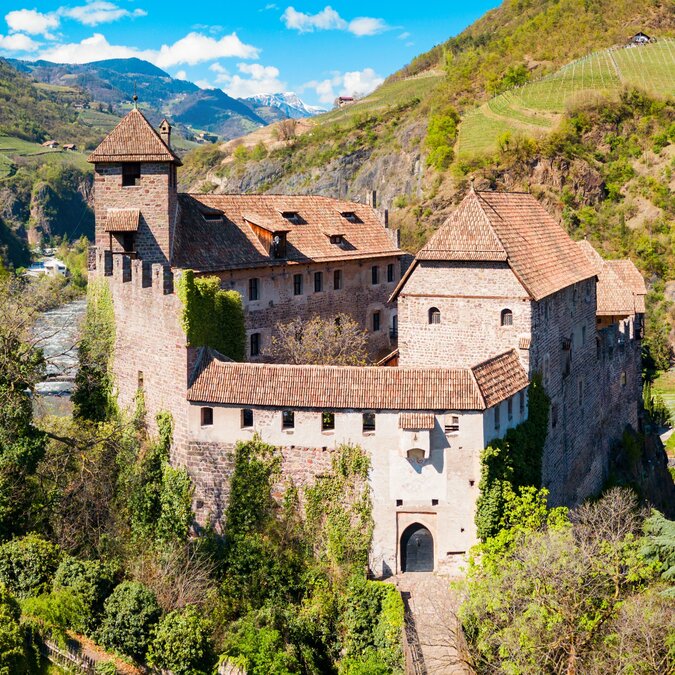 Burg Runkelstein in den Bergen um Bozen | © shutterstock / 2388575073