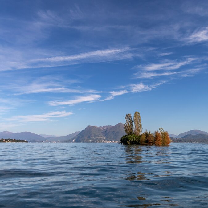 Der Scoglio della Malghera, auch bekannt als die Insel der Liebenden, Borromäische Inseln, Lago Maggiore, NorditalienIsola dei Pescatori, historische Fischerinsel am Lago Maggiore, Borromäische Inseln, Stresa, Region Piemont, Italien, Europa | © shutterstock / 2591700125