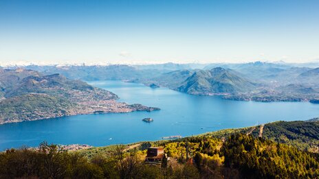 Blick über den Lago Maggiore bei einer Städtereise nach Stresa | &copy; shutterstock / 1045572391