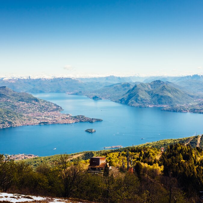 Panorama des Lago Maggiore vom Mottarone, Stresa, Piemont, Italien | © shutterstock / 1045572391