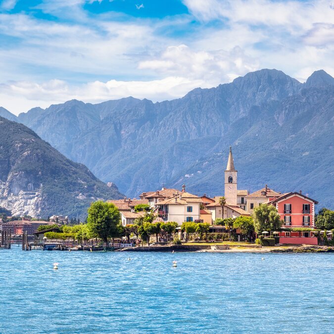 Isola dei Pescatori, historische Fischerinsel am Lago Maggiore, Borromäische Inseln, Stresa, Region Piemont, Italien, Europa | © shutterstock / 1575641533