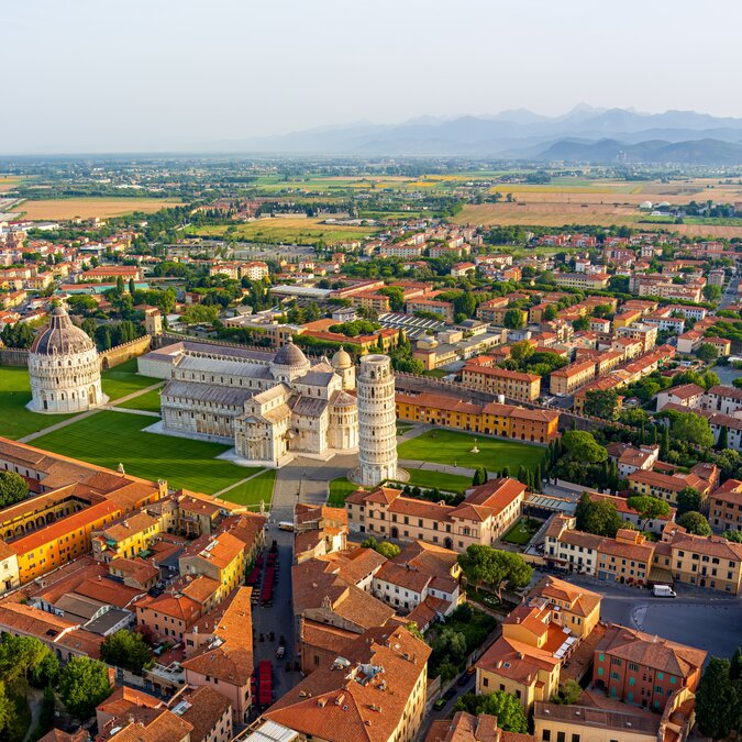 Vue aérienne de Pise avec la cathédrale et la tour penchée au centre | © shutterstock / 2543578805