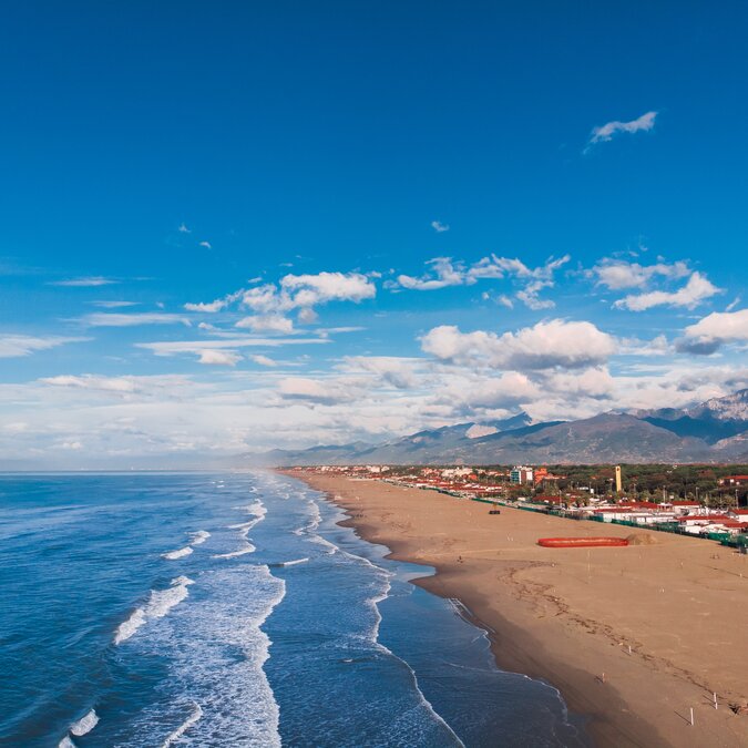 Luftaufnahme des Meeres und des Strandabschnittes bei Viareggio | © shutterstock / 1246860151