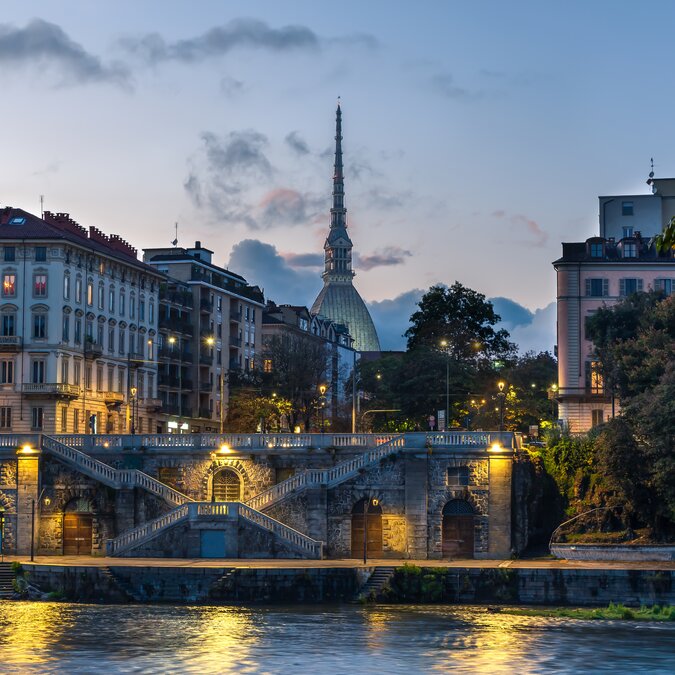 Maisons le long du fleuve Pô à la tombée de la nuit à Turin | © shutterstock / 1535150561