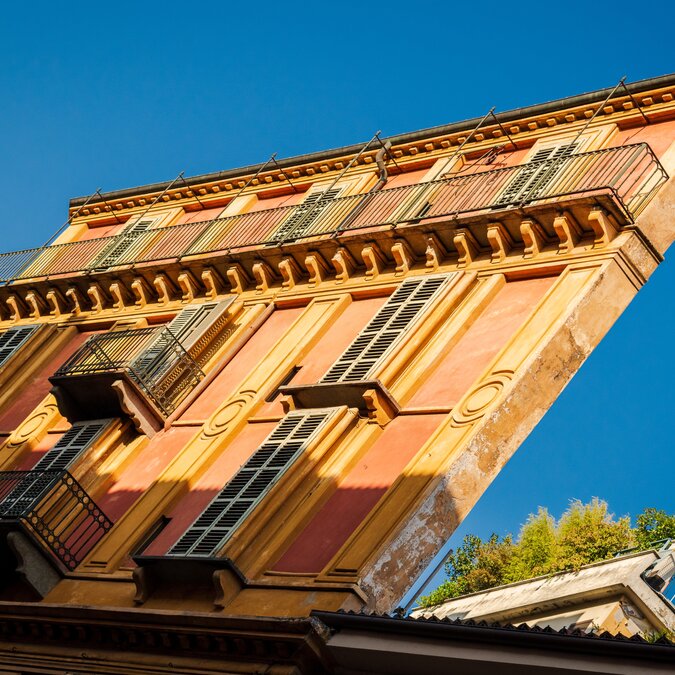 Maison jaune très étroite près de Turin | © shutterstock / 2586547667