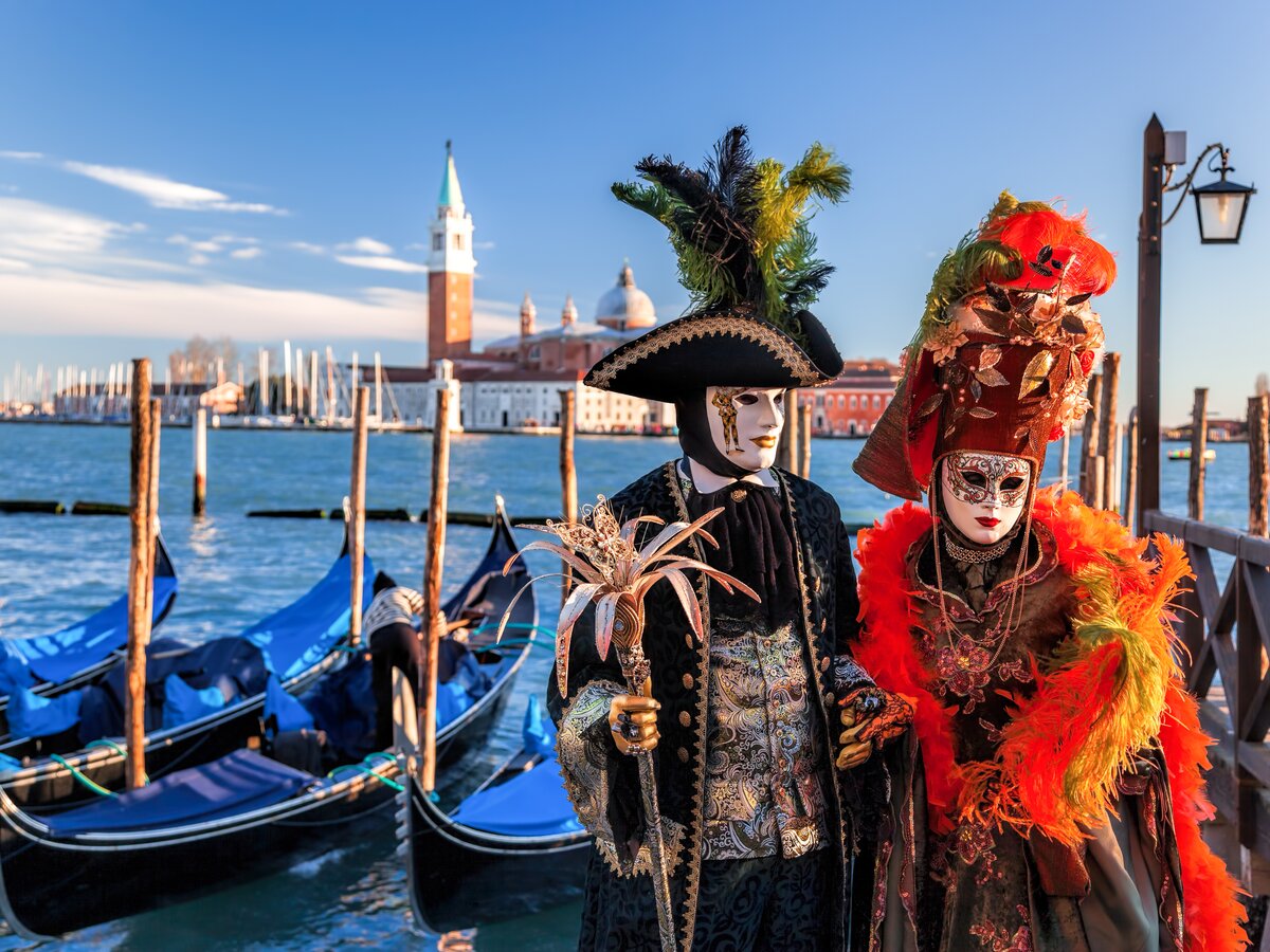 Farbige Karneval-Masken bei einem traditionellen Festival in Venedig | © Shutterstock 1008425929