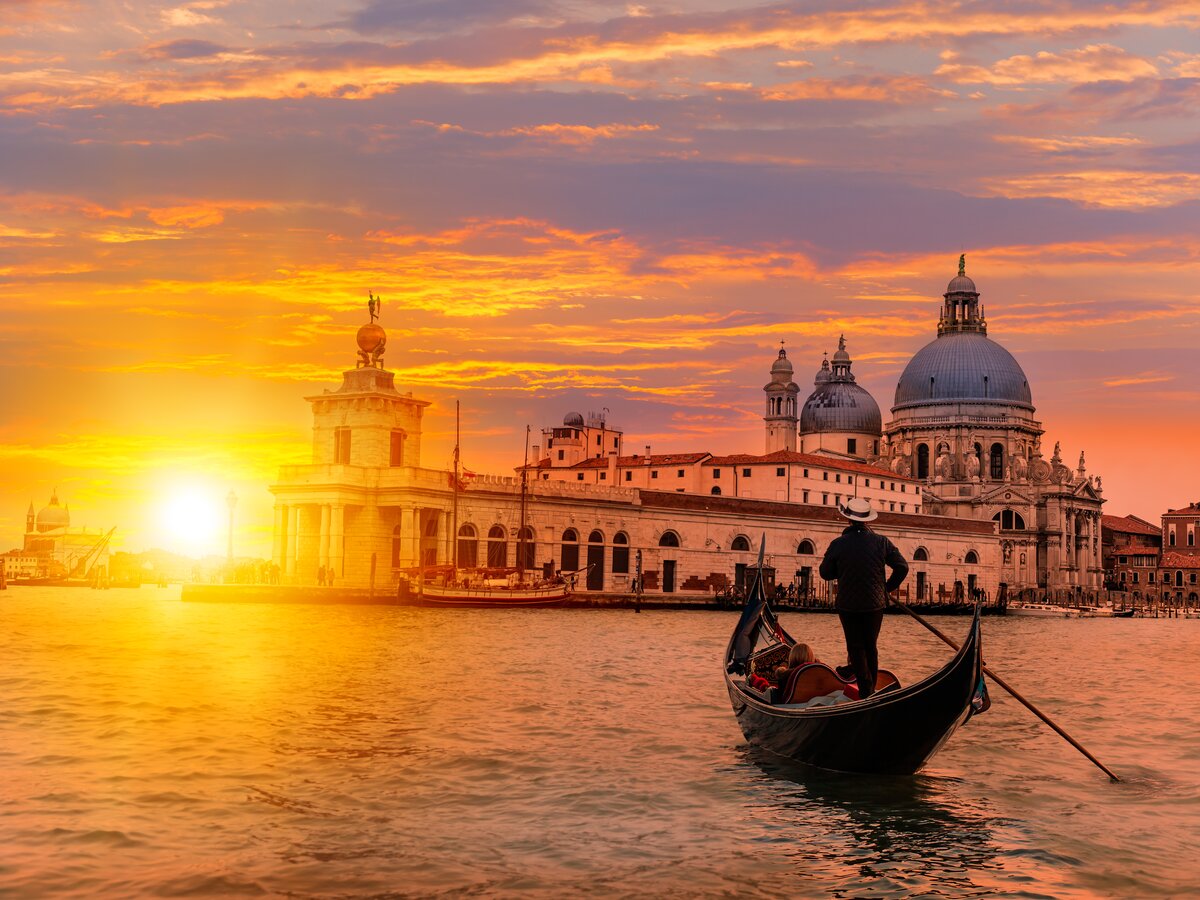 Die Gondel durch die grünen Kanäle von Venedig | © Shutterstock 275174153