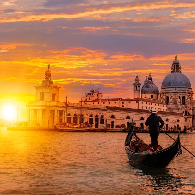 The gondola through the green canals of Venice | © Shutterstock 275174153
