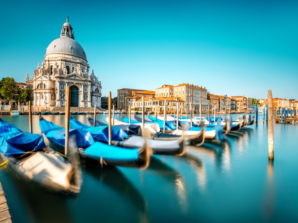 Stadtbild von Venedig auf der Basilika Santa Maria della Salute mit Gondeln auf dem Canale Grande in Venedig. | © Shutterstock 473784661