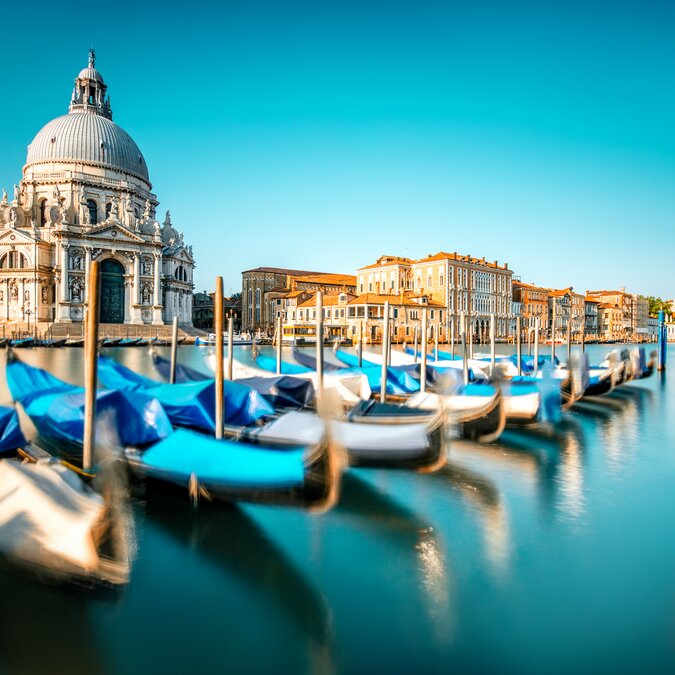 Stadtbild von Venedig auf der Basilika Santa Maria della Salute mit Gondeln auf dem Canale Grande in Venedig. | © Shutterstock 473784661