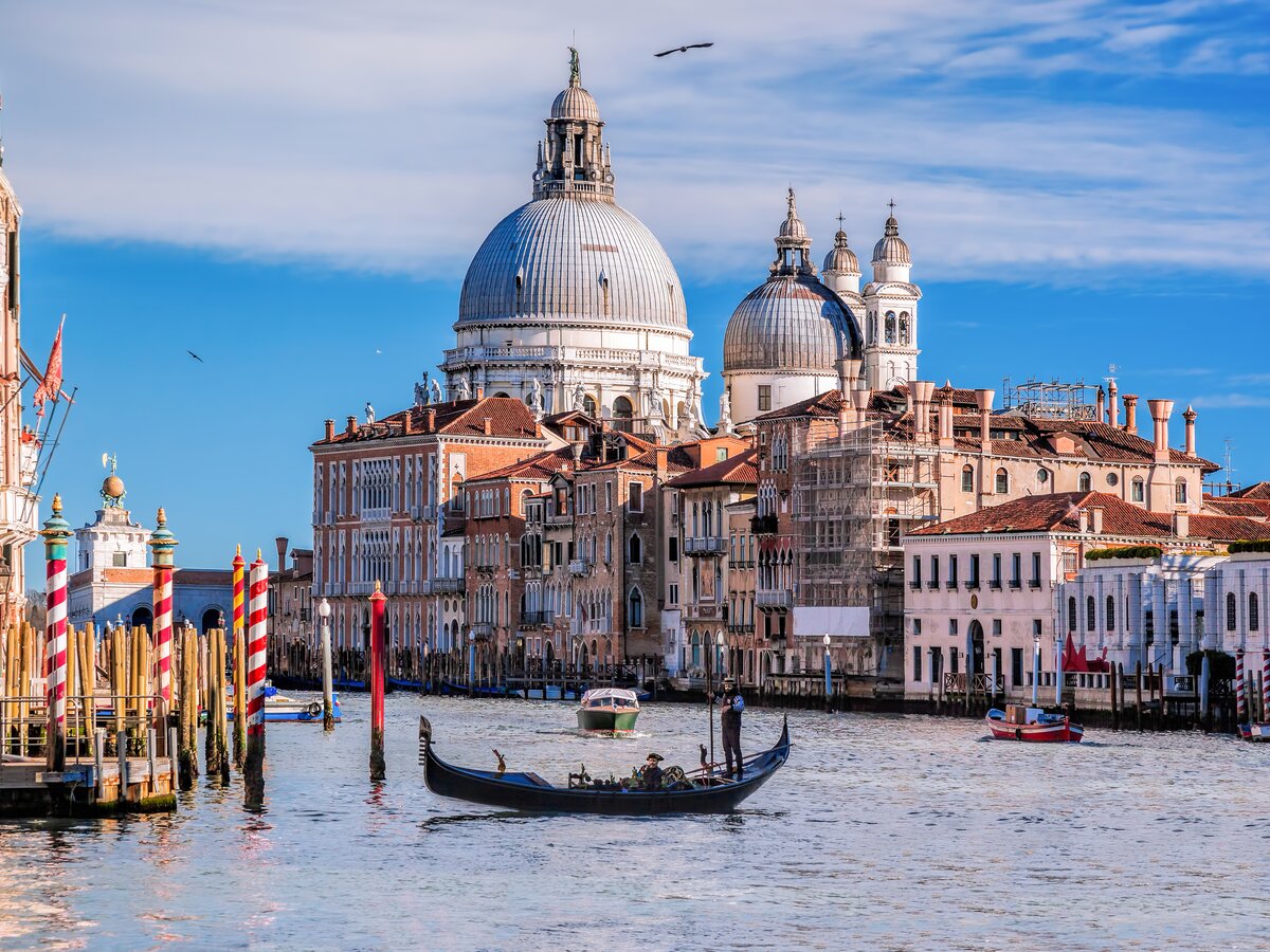Canal Grande mit Gondel in Venedig | © Shutterstock 387930481