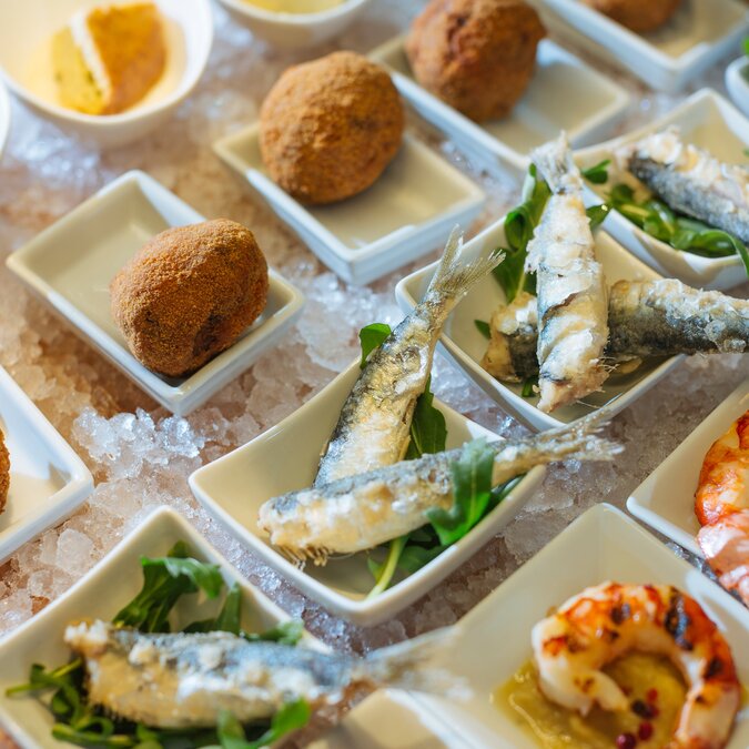 Polpette vénitienne de zichetti, sardine en saor et crevettes à la polenta | © Shutterstock 2159667185