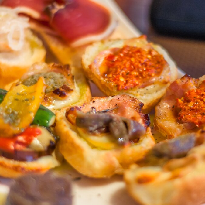 Cicchetti sind kleine Snacks, die in traditionellen Bars in Venedig serviert werden | © Shutterstock 573417481