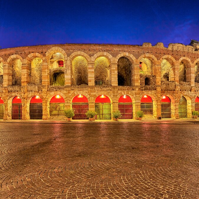Römische Arena in Verona bei Nacht | © Shutterstock 618845420