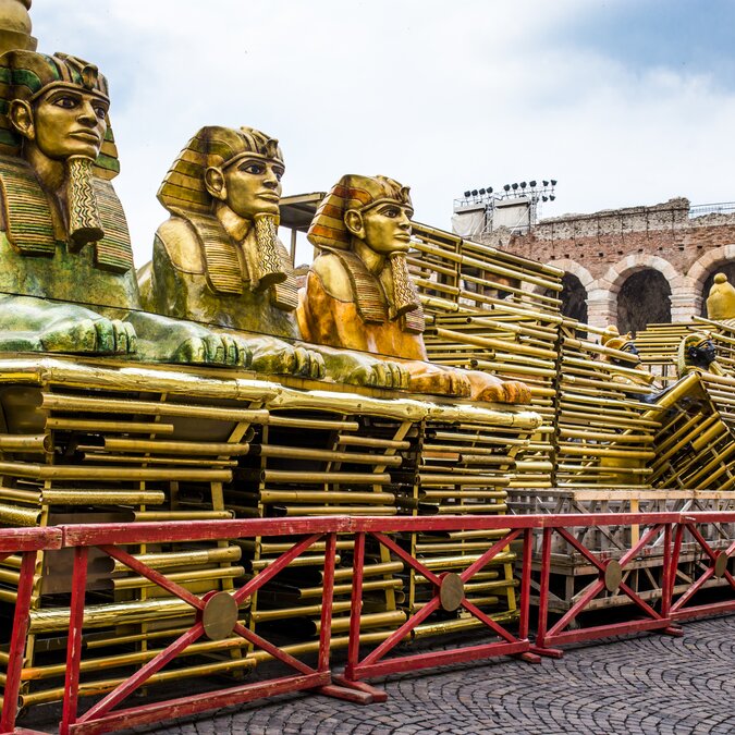 Ein Teil des Bühnenbildes für die Aufführung von Verdis Aida während der Opernfestspiele in der Arena di Verona | © Shutterstock 532225501