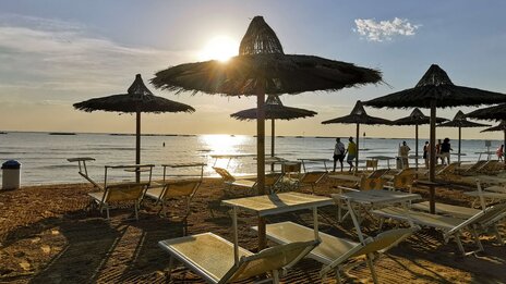 Sonnenaufgang am Strand von Riccione | &copy; Shutterstock 1807367551