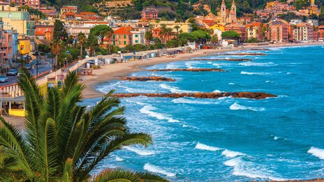 Sandstrand im historischen Laigueglia | &copy; Shutterstock 1208668840
