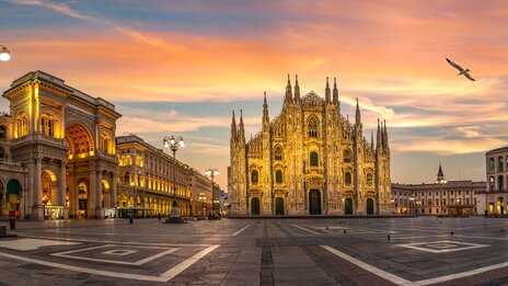 Dom in Mailand bei Sonnenaufgang  | &copy; shutterstock 2450601919