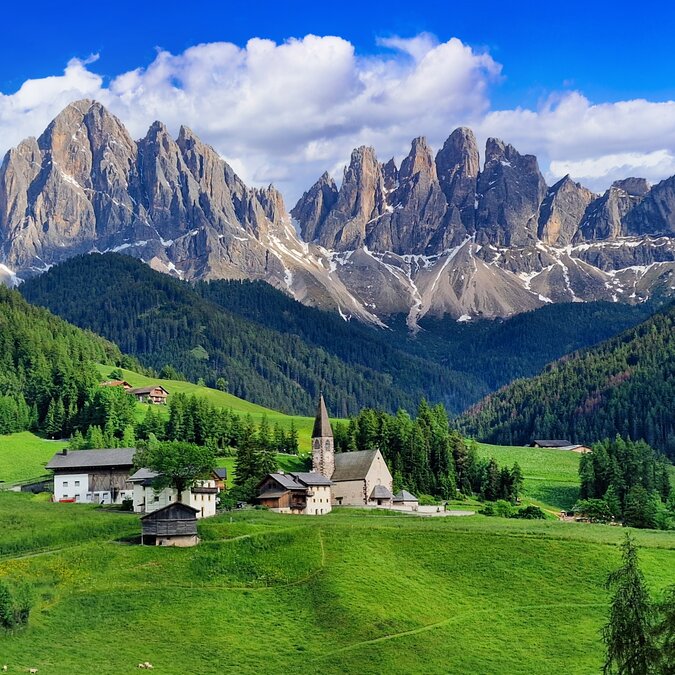 Cadre montagneux pittoresque des Dolomites avec un village au premier plan. | © shutterstock / 2454497339