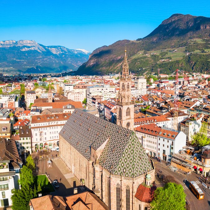 Luftaufnahme von Bozen mit der Kirche im Vordergrund | © shutterstock / 1924100255