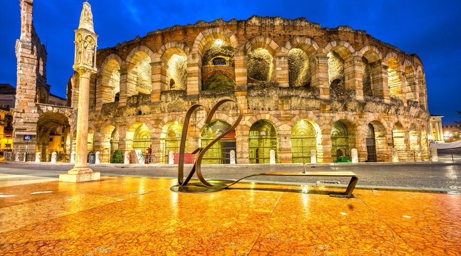 Nachtbild der berühmten Arena di Verona | © Shutterstock 382969969