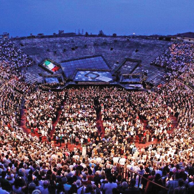 Arena di Verona innen mit Publikum