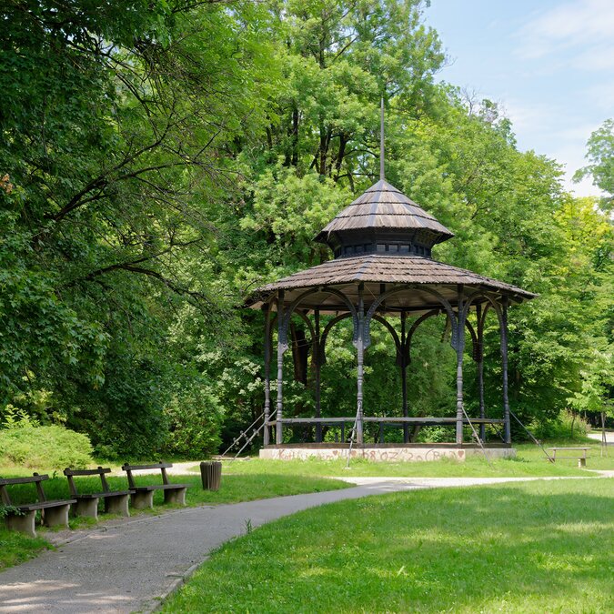 Hölzerne Gazebo und Bänke im Tuskanac Park, Zagreb, Kroatien | © shutterstock_2316057353