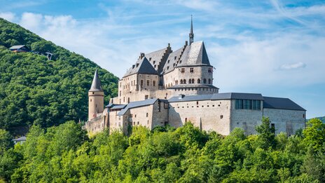 Schloss Vianden in Luxemburg | &copy; shutterstock_1265045389