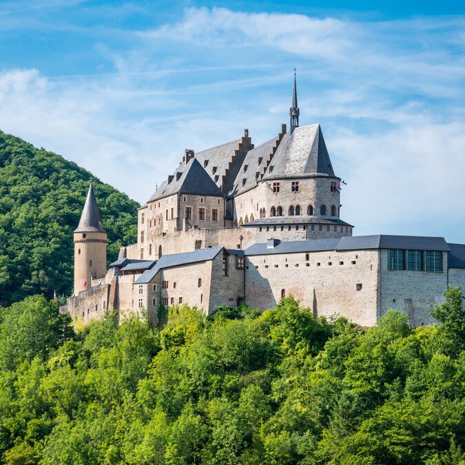 Schloss Vianden in Luxemburg | © shutterstock_1265045389 Schloss Vianden in Luxemburg | © shutterstock_1265045389