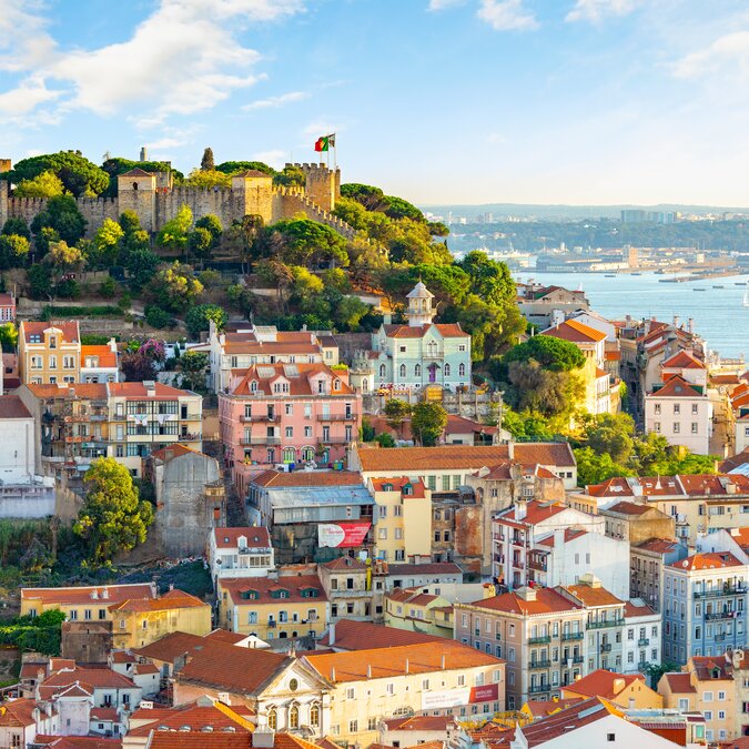 São Jorge Castle overlooking Lisbon | © shutterstock_2631415901
