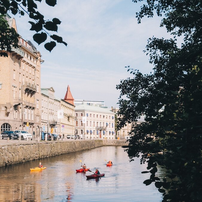 Kajak-Fahrer auf den Wasserkanälen zwischen den Häusern in Göteborg | © 	 shutterstock / 2528174229