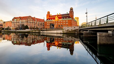Abendlicht über Malmö bei einer Städtereise mit dem Zug | &copy;  shutterstock / 2583361563