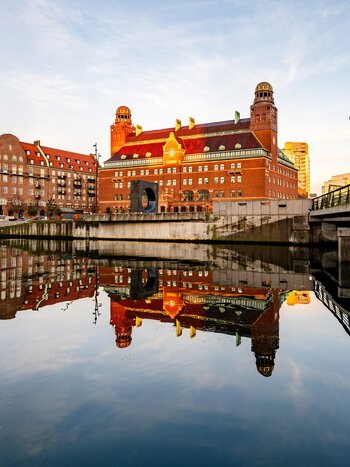 Rathaus von Malmö im Abendlicht | ©  shutterstock / 2583361563