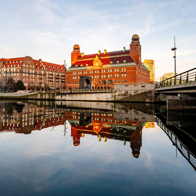 Rathaus von Malmö im Abendlicht | ©  shutterstock / 2583361563