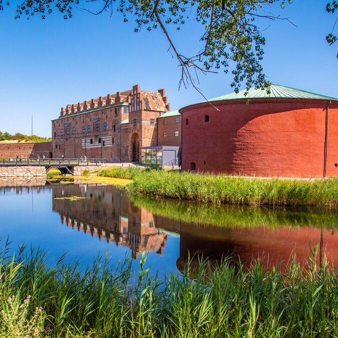 View across the moat to Malmö Castle | © shutterstock / 1805014480