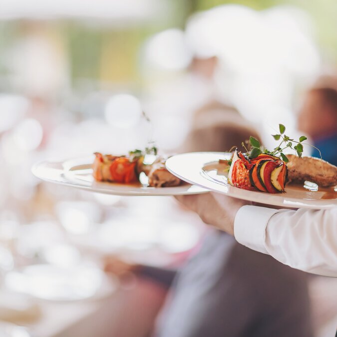 Service bringt in einem guten Restaurant edel angerichtete Teller | © shutterstock / 2542864127