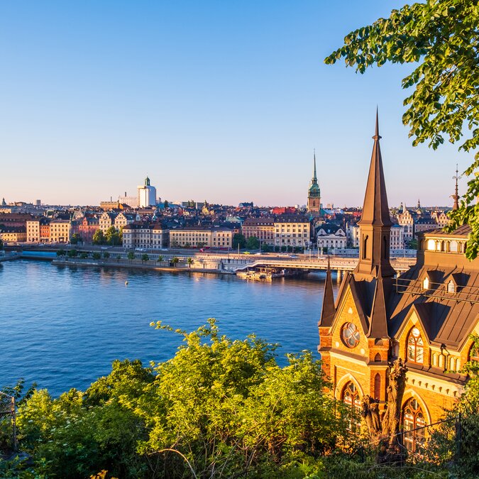Aussicht vom Monteliusvägen auf die Skyline von Stockholm und das davorliegende Meer | © shutterstock / 2006407697
