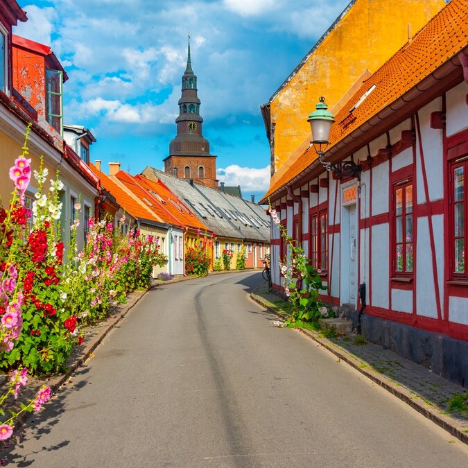 Traditionelle bunte Strasse in der schwedischen Stadt Ystad. | © shutterstock_2451317645