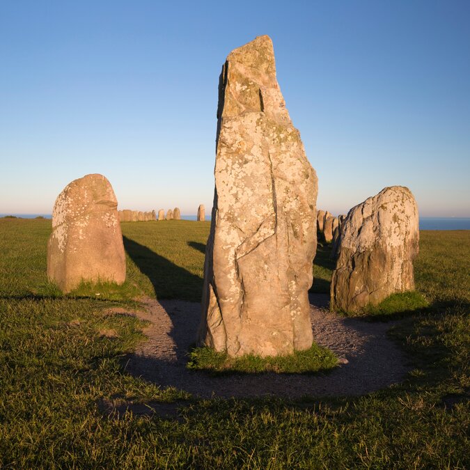 Bootförmige stehende Steine von Ales Stenar in Schweden | © shutterstock_2448878749