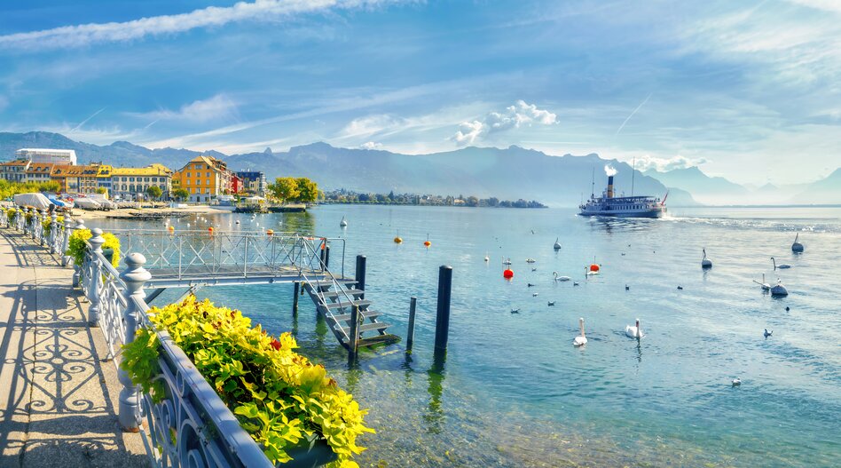 Hafenpromenade von Vevey
| © shutterstock / 1033138495 Promenade von Vevey bei schönem Wetter mit Schiff auf dem Genfersee | © shutterstock / 1033138495