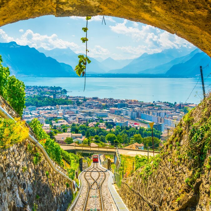 Vue depuis les rails du funiculaire sur la ville et le lac Léman en arrière-plan | © shutterstock /1242100312