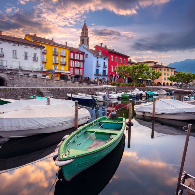 Stadtbild der maliersichen Stadt Ascona am Ufer des Lago Maggiore bei Sommersonnneaufgang. | © Sutterstock_2633224945