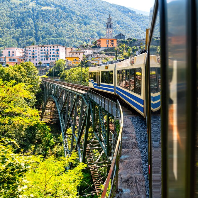 Ausblick aus dem Zug der Centovalli-Bahn, einem beliebten Schmalspurzug, der Locarno Schweiz und Domodossola Italien verbindet | © Shutterstock 2340232063