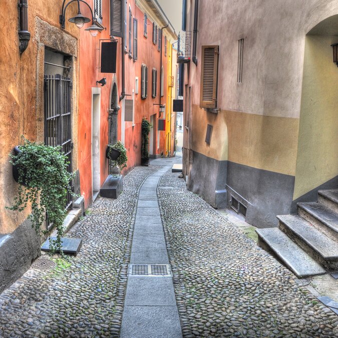 Alte farbenfrohe Neile Strasse in Locarno | © Shutterstock 1836516175