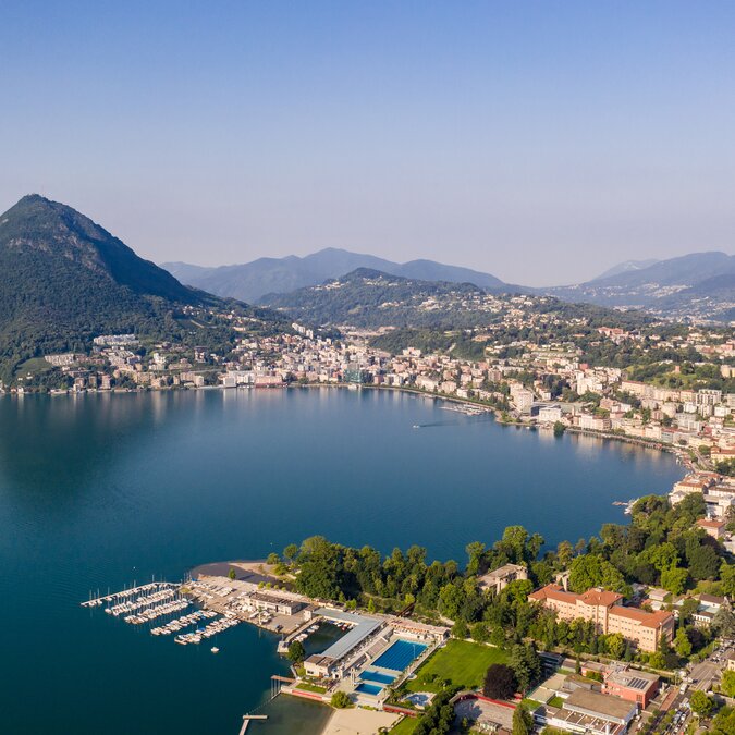 Luftbild der Stadt Lugano mit Monte San Salvatore | © Shutterstock 1943759170