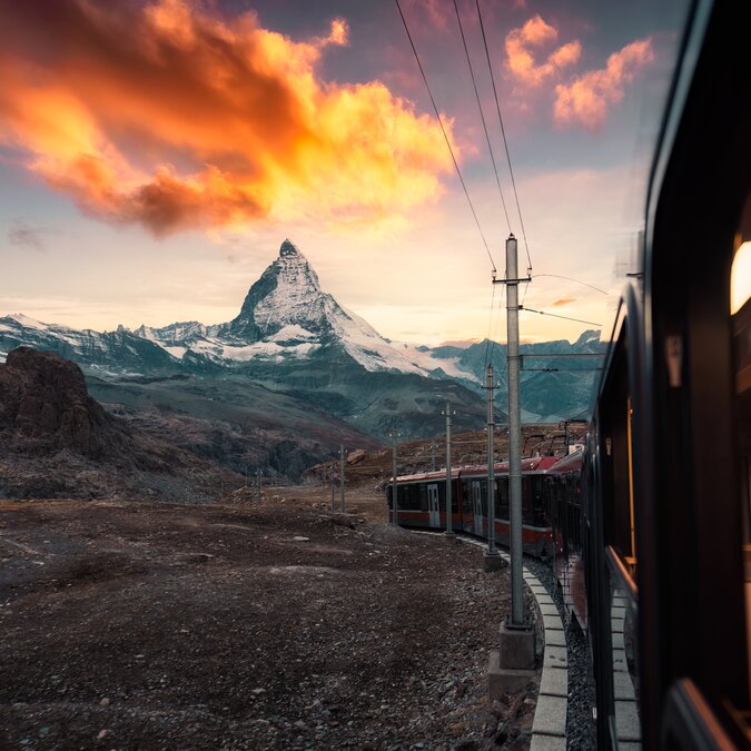 Vue du train avec le lever du soleil sur le Cervin lors du trajet vers la station Gornergrat à Riffelboden, Zermatt, Suisse | © Shutterstock 2426237483